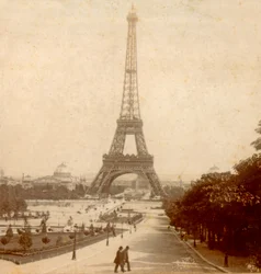 Uitzicht op de Eiffeltoren en Galerie des Machines vanuit Jardins du Trocadéro, Parijs, Frankrijk ca. 1889